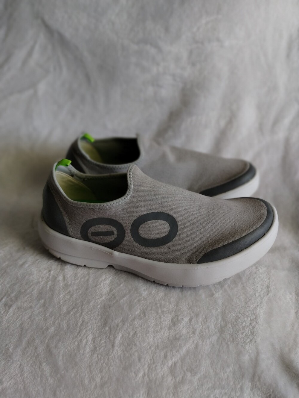 OOFOS OOmg Slip-On Recovery Shoes Men’s 9 EU 42 Gray Green White 4012022